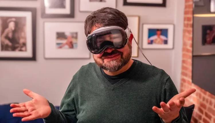 با عینک اپل در خیابان راه نروید