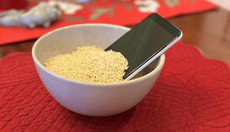 گوشی آیفون خیس شده در برنج نگذارید