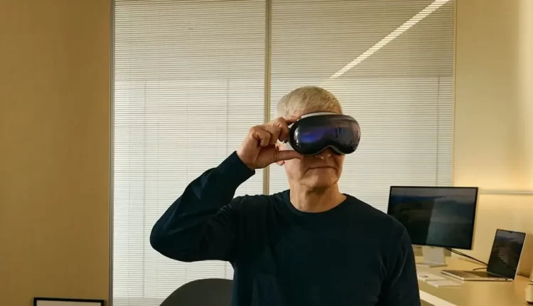 تیم کوک عرضه‌ی ویژن پرو را با آیفون مقایسه کرد