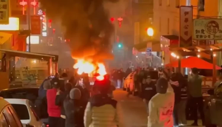 یک تاکسی بدون راننده نابود شد